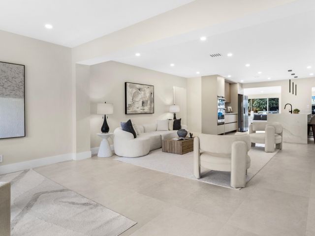 Продажа дома по адресу 965 SE 10th Court - фото 6921055