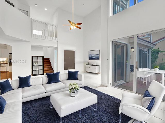 Дом в аренду по адресу 1046 Satinleaf St - фото 7473389