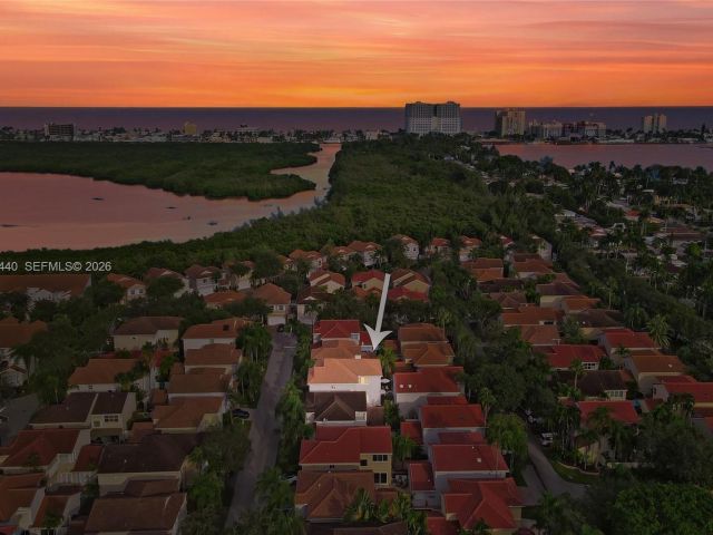 Дом в аренду по адресу 1046 Satinleaf St - фото 7473390