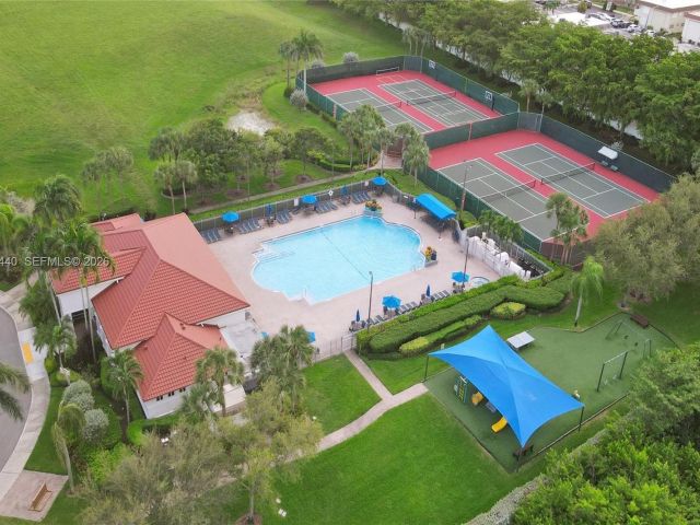 Дом в аренду по адресу 1046 Satinleaf St - фото 7473391