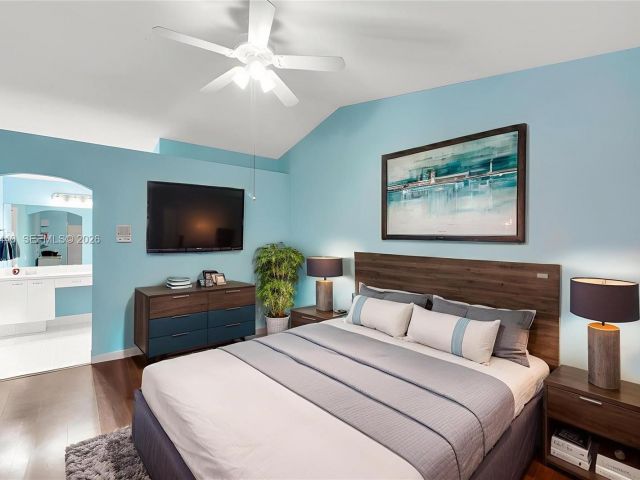 Дом в аренду по адресу 1046 Satinleaf St - фото 7473393