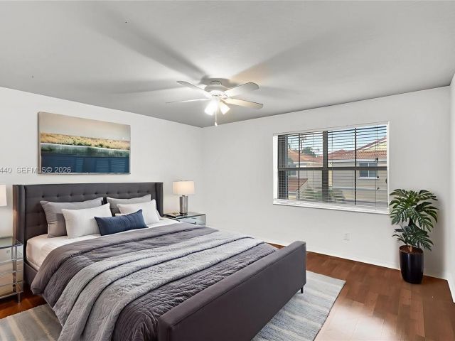 Дом в аренду по адресу 1046 Satinleaf St - фото 7473396