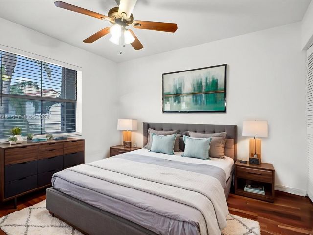 Дом в аренду по адресу 1046 Satinleaf St - фото 7473399