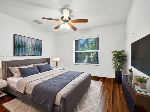 Дом в аренду по адресу 1046 Satinleaf St - фото 7473400