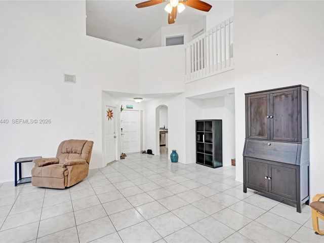 Дом в аренду по адресу 1046 Satinleaf St - фото 7473404