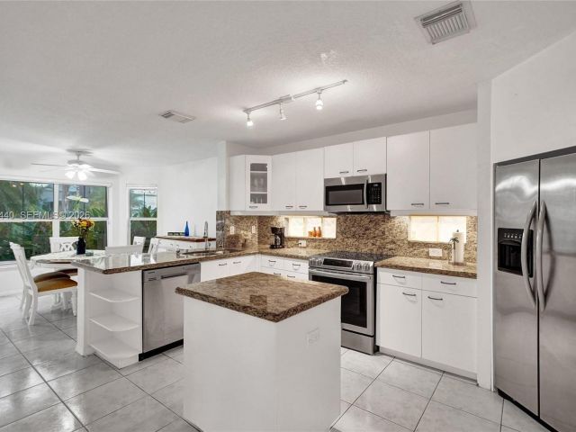 Дом в аренду по адресу 1046 Satinleaf St - фото 7473405