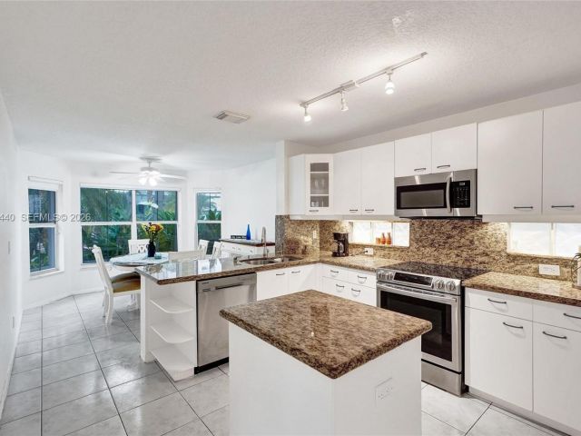 Дом в аренду по адресу 1046 Satinleaf St - фото 7473406