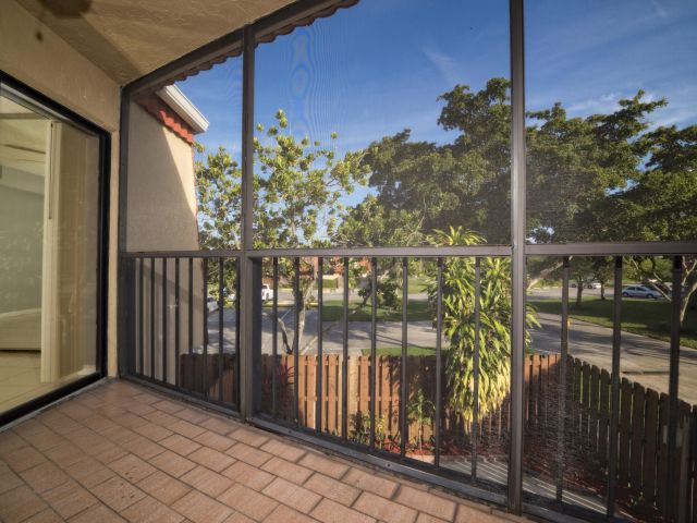 Дом в аренду по адресу 8353 Trent Court C - фото 6915979