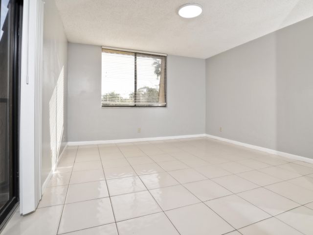 Дом в аренду по адресу 8353 Trent Court C - фото 6915981