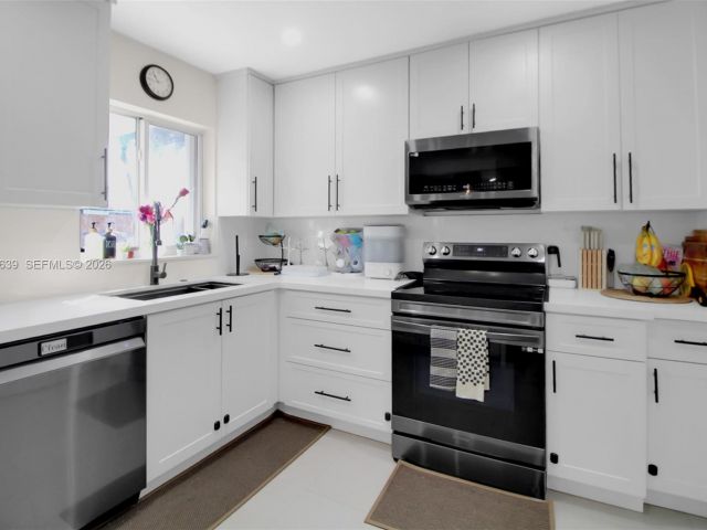 Продажа дома по адресу 14232 SW 155th St - фото 7536334