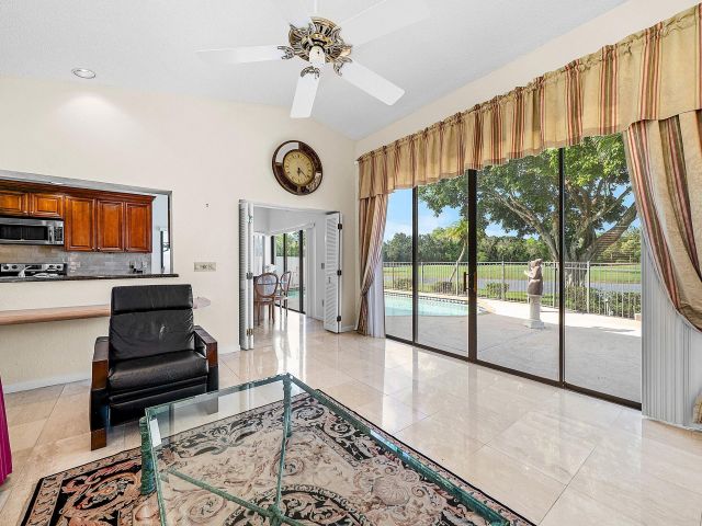 Продажа дома по адресу 21459 Bridge View Drive - фото 6918393