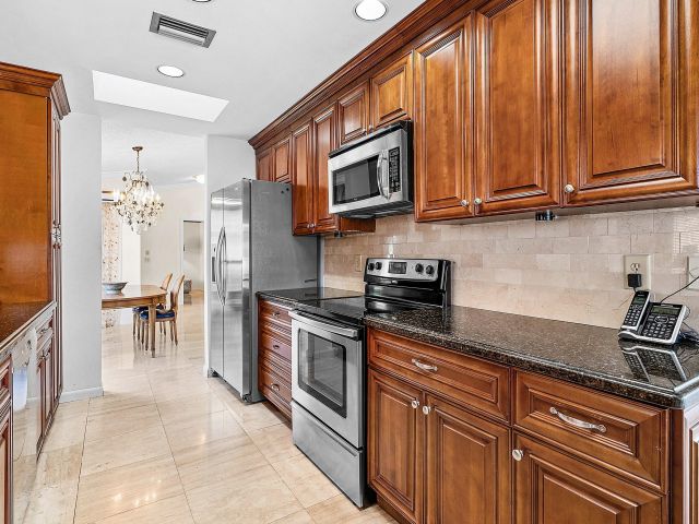 Продажа дома по адресу 21459 Bridge View Drive - фото 6918398