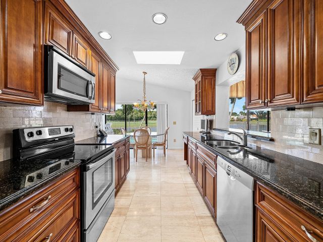 Продажа дома по адресу 21459 Bridge View Drive - фото 6918399