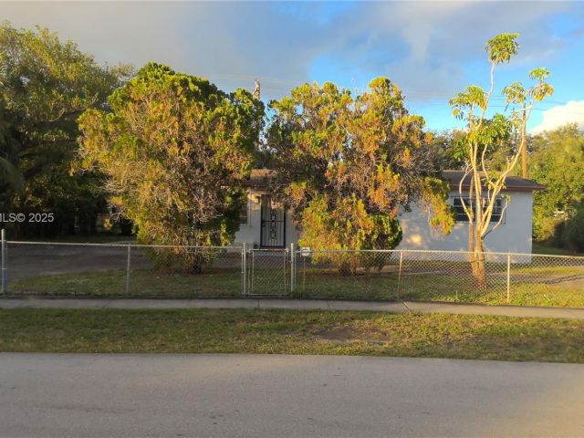 Дом в аренду по адресу 3825 NW 168th Ter 0 - фото 7481214