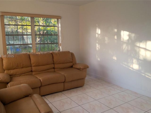 Дом в аренду по адресу 3825 NW 168th Ter 0 - фото 7481218