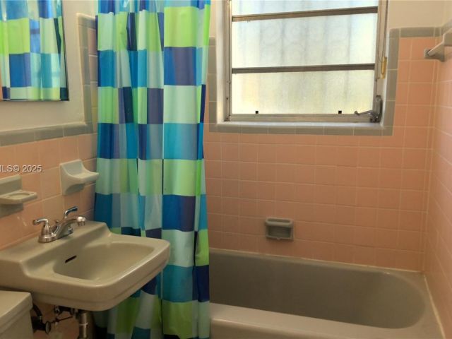 Дом в аренду по адресу 3825 NW 168th Ter 0 - фото 7481228