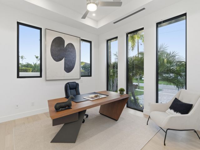 Продажа дома по адресу 1050 NE 3rd Avenue - фото 6919786