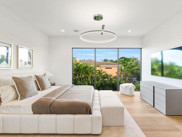 Продажа дома по адресу 1050 NE 3rd Avenue - фото 6919787