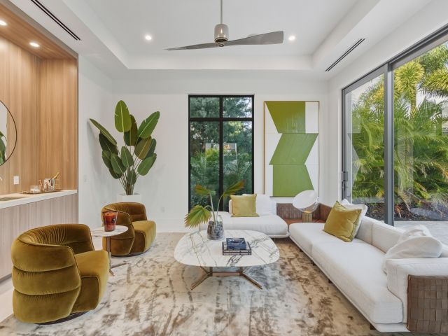 Продажа дома по адресу 1050 NE 3rd Avenue - фото 6919788