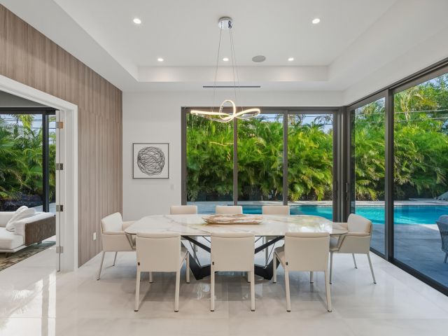 Продажа дома по адресу 1050 NE 3rd Avenue - фото 6919789