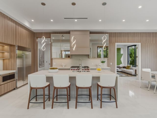 Продажа дома по адресу 1050 NE 3rd Avenue - фото 6919790