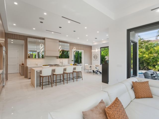 Продажа дома по адресу 1050 NE 3rd Avenue - фото 6919791