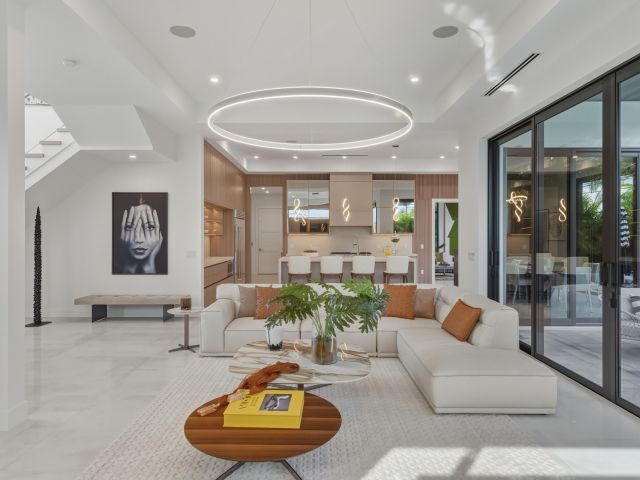 Продажа дома по адресу 1050 NE 3rd Avenue - фото 6919792