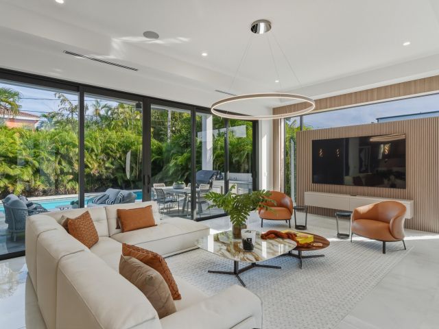 Продажа дома по адресу 1050 NE 3rd Avenue - фото 6919793