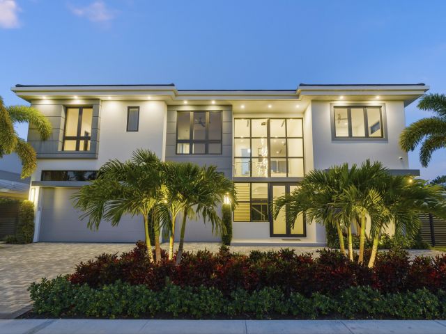 Продажа дома по адресу 1050 NE 3rd Avenue - фото 6919795