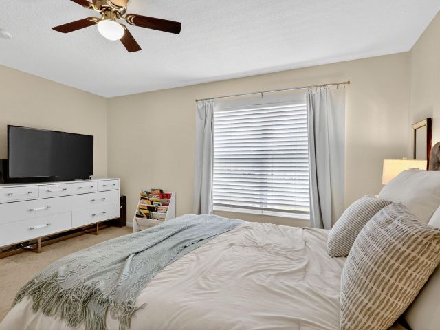 Продажа дома по адресу 4451 Lake Lucerne Circle - фото 6919769