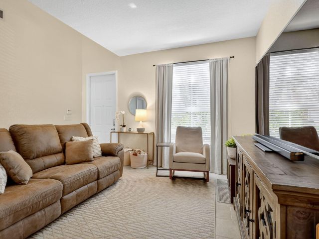 Продажа дома по адресу 4451 Lake Lucerne Circle - фото 6919771