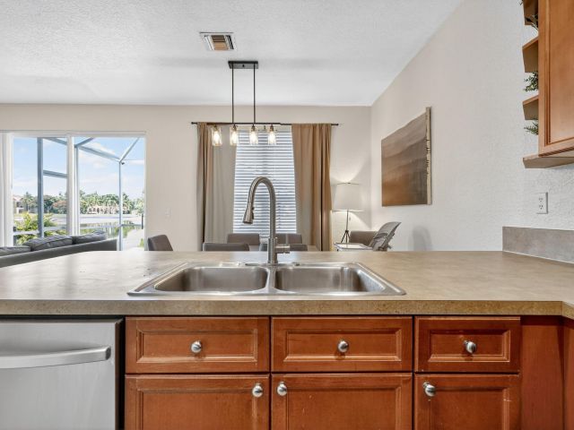 Продажа дома по адресу 4451 Lake Lucerne Circle - фото 6919776