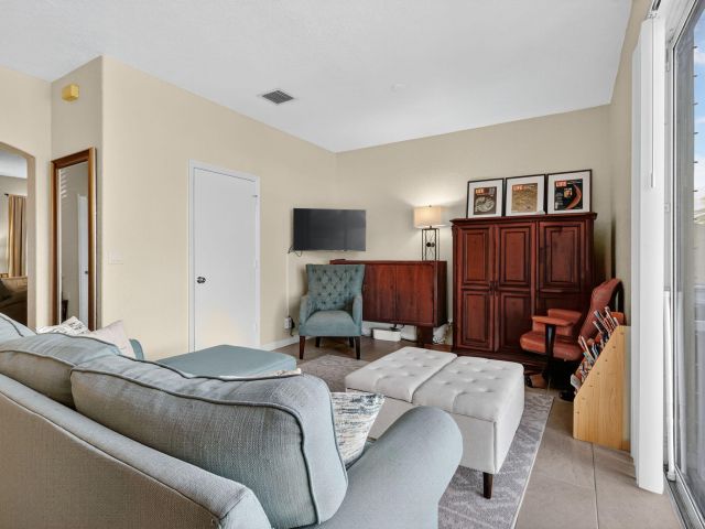 Продажа дома по адресу 4451 Lake Lucerne Circle - фото 6919781