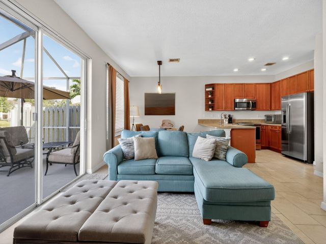 Продажа дома по адресу 4451 Lake Lucerne Circle - фото 6919782