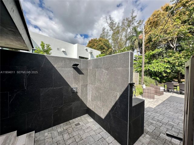 Продажа дома по адресу 513 NW 30th St - фото 6920041