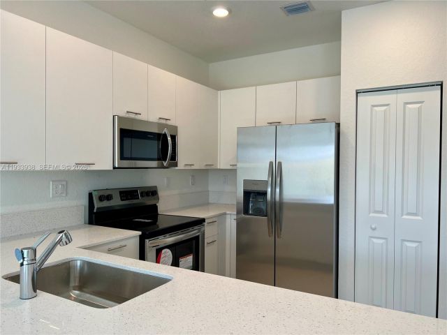 Дом в аренду по адресу 12713 NW 24th Ave - фото 7499039