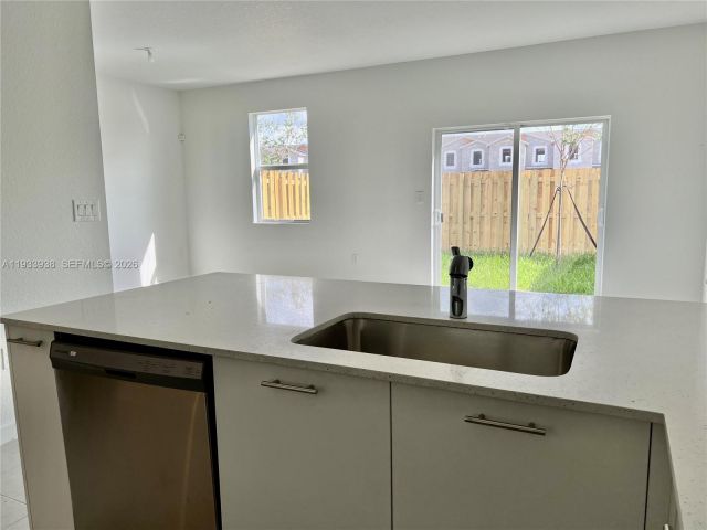 Дом в аренду по адресу 12713 NW 24th Ave - фото 7499041