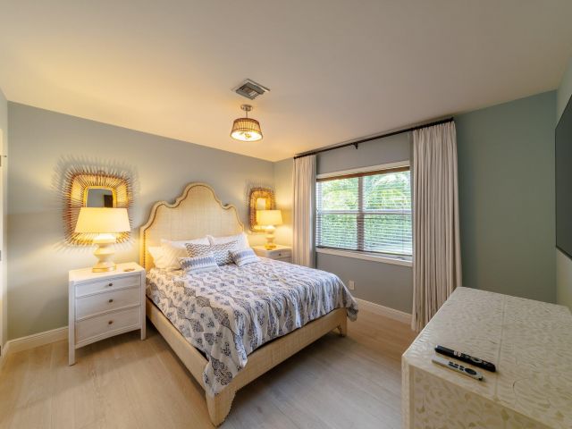 Дом в аренду по адресу 225 Russlyn Drive - фото 6926078