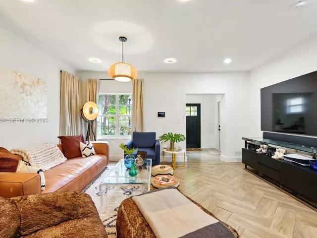 Дом в аренду по адресу 1363 Biarritz Dr - фото 6925234