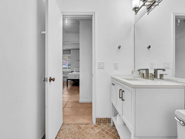 Дом в аренду по адресу 313 NW 42nd Street - фото 6924003