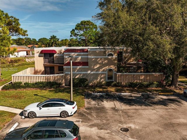 Дом в аренду по адресу 4205 Village Dr D - фото 7494171