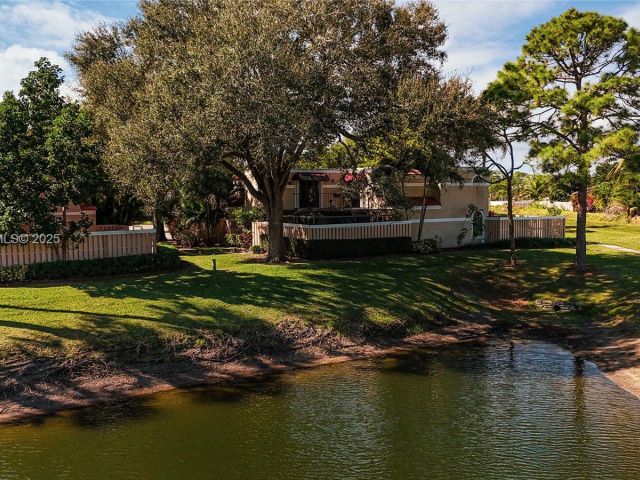 Дом в аренду по адресу 4205 Village Dr D - фото 7494178