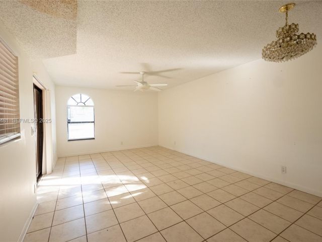 Дом в аренду по адресу 4205 Village Dr D - фото 7494182