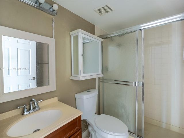 Дом в аренду по адресу 4205 Village Dr D - фото 7494185