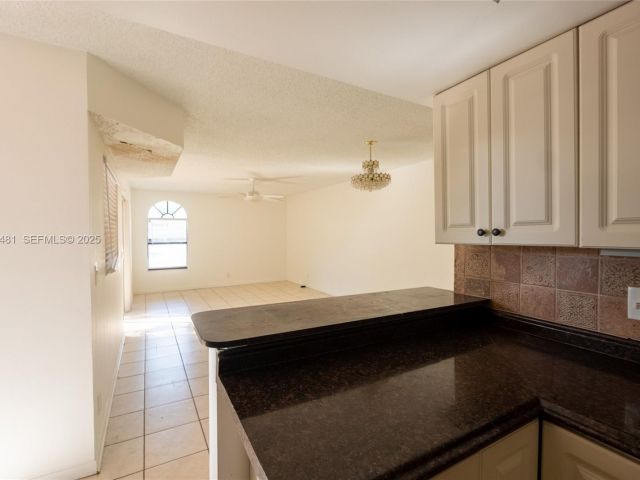 Дом в аренду по адресу 4205 Village Dr D - фото 7494188