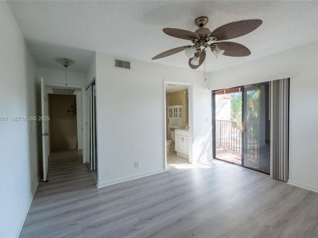 Дом в аренду по адресу 4205 Village Dr D - фото 7494190