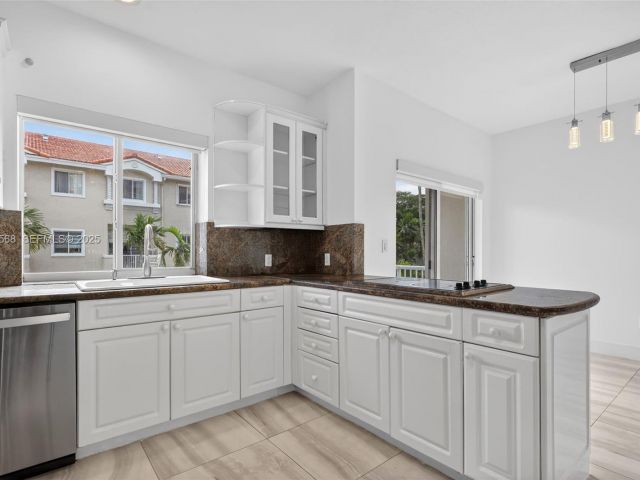 Продажа дома по адресу 21399 Marina Cove Cir 14 - фото 6923532