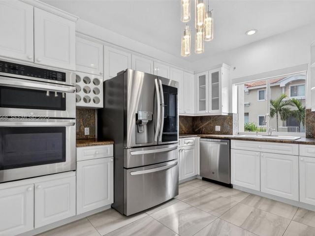 Продажа дома по адресу 21399 Marina Cove Cir 14 - фото 6923535