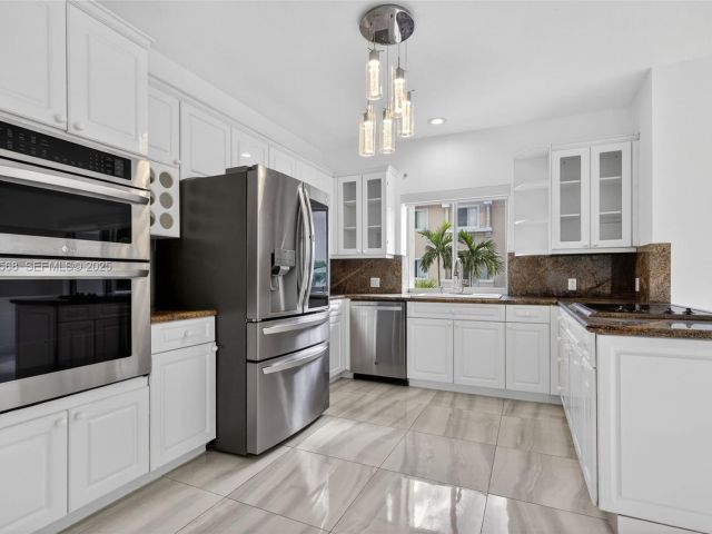 Продажа дома по адресу 21399 Marina Cove Cir 14 - фото 6923536