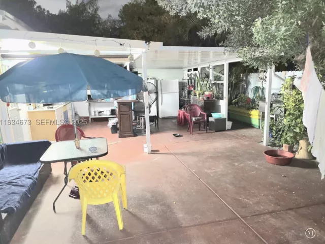 Продажа дома по адресу 3601 NW 102nd St - фото 9288012